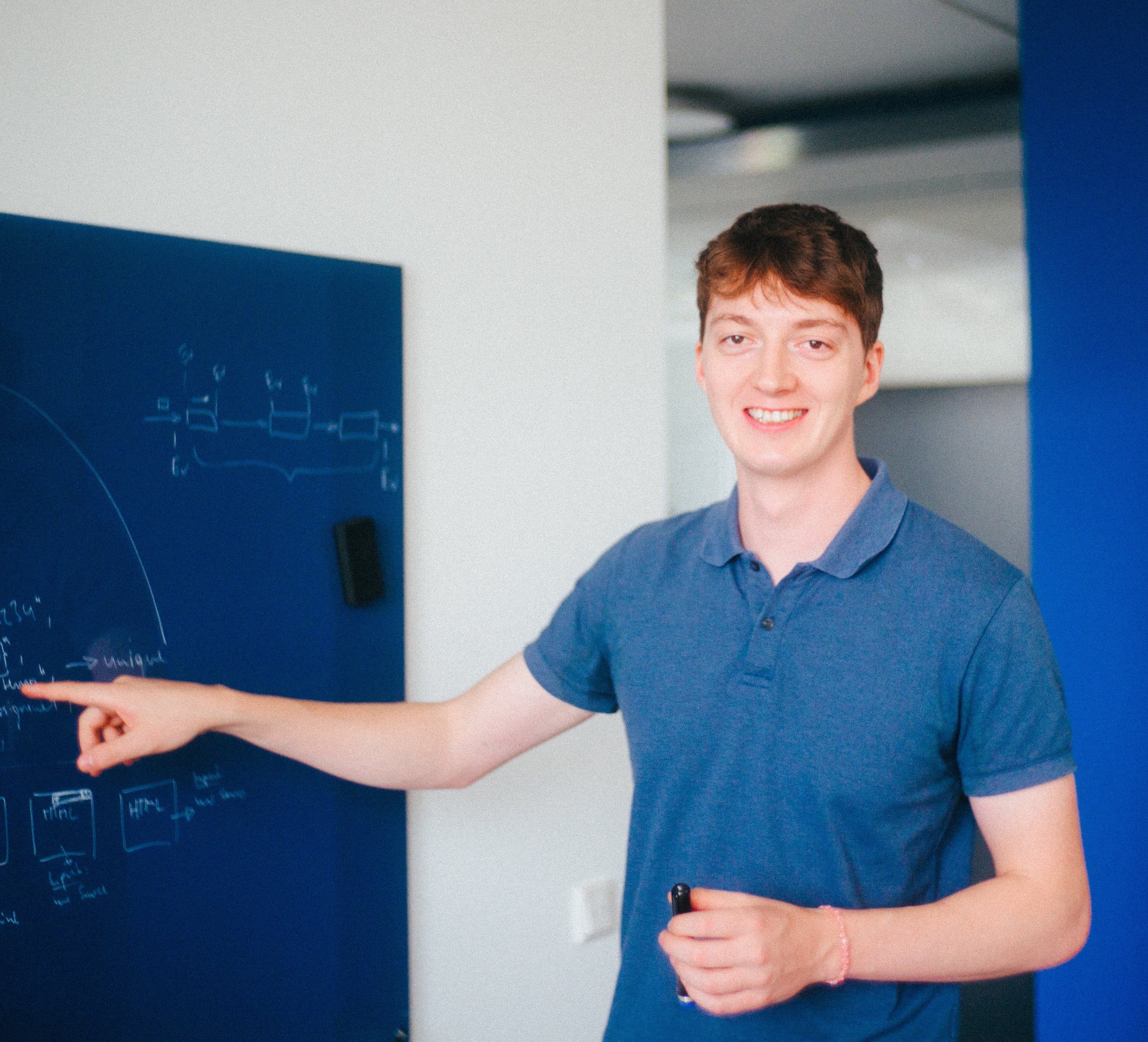 Peer zeigt auf Whiteboard Bildausschnitt