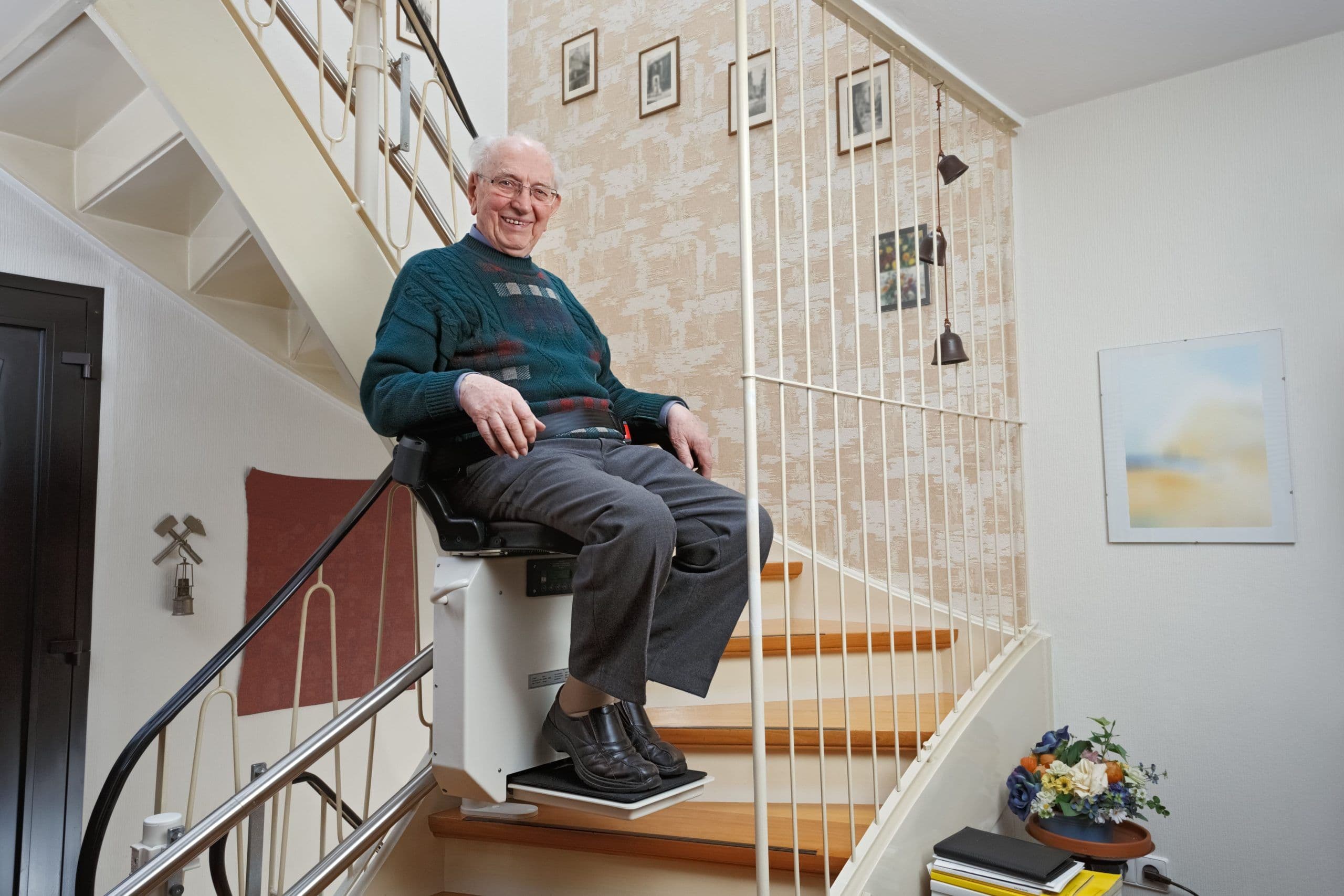 Alter Mann fährt mit Treppenlift